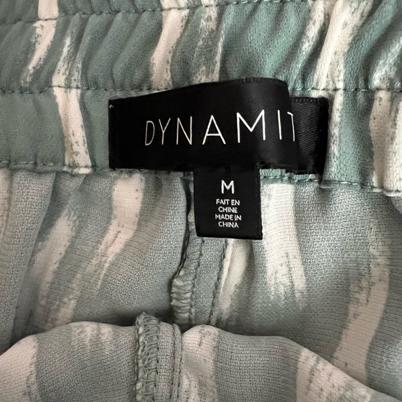 ✨SOLD✨ Dynamite green shorts - Picture 3 of 4